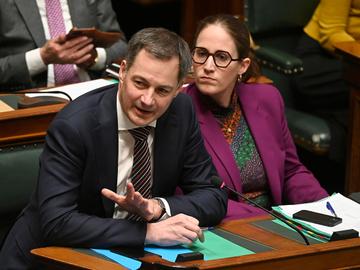 Eerste minister Alexander De Croo (Open VLD) en Nicole de Moor (CD&V ), staatsecretaris voor Asiel en Migratie, op 16 februari samen in de federale Kamer