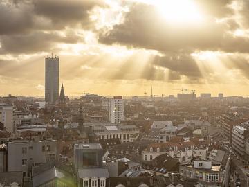 De Brusselse skyline met de Zuidertoren, gezien op 30 januari 2023 vanaf het pas geopende Brucity-gebouw