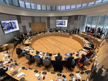 De eerste gemeenteraad van Brussel-Stad in het fonkelnieuwe Brucity-gebouw