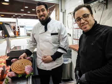 Buurtslager Abdessamad Ben Mira ziet tijdens de ramadan vooral vlees dat snel kan worden klaargemaakt over de toonbank gaan