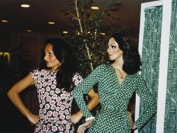 SLT APR Diane von Furstenberg naast een mannequin naar haar evenbeeld, rond 1977