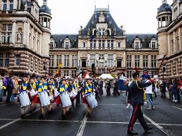 16 april 2023: Zwanze Parade ter gelegenheid van de 125ste verjaardag van voetbalclub Union Saint-Gilloise gemeentehuis Sint-Gillis