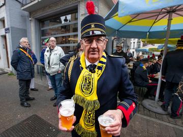 Zondag 16 april 2023: pintjes drinken na de Zwanze Parade ter gelegenheid van de 125ste verjaardag van voetbalclub Union Saint-Gilloise