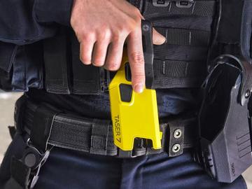 De Taser type 7, een stroomstootwapen van fabrikant Axon