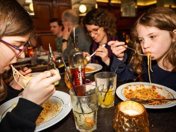 Café Monk: Fran eet er spaghetti met haar kinderen