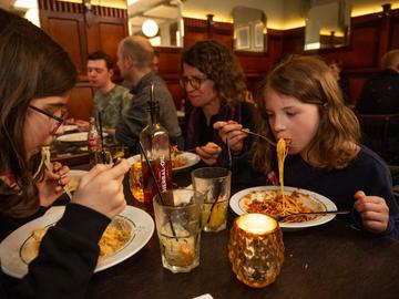 Café Monk: Fran en haar kinderen eten spaghetti.