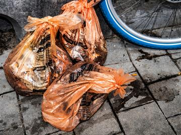 Verplicht sorteren van huisvuil: ophaling van de oranje zak met voedingsafval door Net Brussel