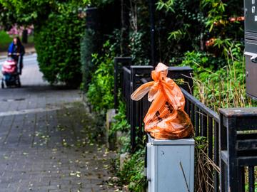 Verplicht sorteren van huisvuil: ophaling van de oranje zak met voedingsafval door Net Brussel