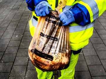 Verplicht sorteren van huisvuil: ophaling van de oranje zak met voedingsafval door Net Brussel