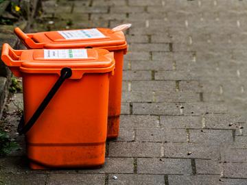 Verplicht sorteren van huisvuil: ophaling van de oranje zak/oranje container met voedingsafval door Net Brussel.