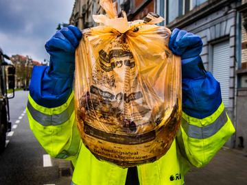 Verplicht sorteren van huisvuil: ophaling van de oranje zak met voedingsafval door Net Brussel