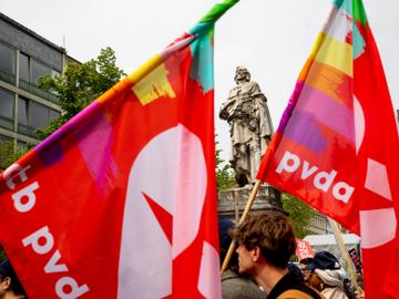 1 mei 2023: campagne 'Tax the rich!' van PVDA-PTB op de 1 mei-viering in Brussel, hier op het Anneessensplein