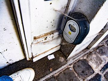 Airbnb op de Grote Markt: de sleutel zit veilig verborgen achter kluisje met cijferslot aan de de buitendeur