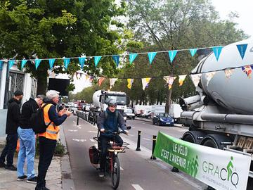 2 juni 2023: nationale applausdag voor fietsers, hier langs het gescheiden fietspad op de Kleine Ring, ter hoogte van de Luchtvaartsquare