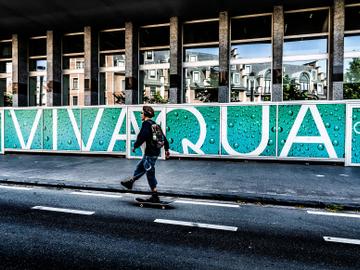 Een skateboarder passeert langs de hoofdzetel van Vivaqua, vlakbij Brussel-Centraal