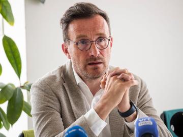 Pascal Smet (onebrussels-Vooruit) tijdens de persconferentie van 18 juni 2023 waarop hij zijn ontslag als staatssecretaris aanbiedt