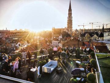 Rooftops zomer 2023 Secret Rooftop by Warwick, bij station Brussel-Centraal met zicht op Grote Markt