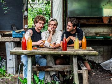 Arthur Tixhon, Gary Schwarts en Pablo Crutzen Diaz zijn de initiatiefnemers van het festival Pompompom, vol cider en muziek