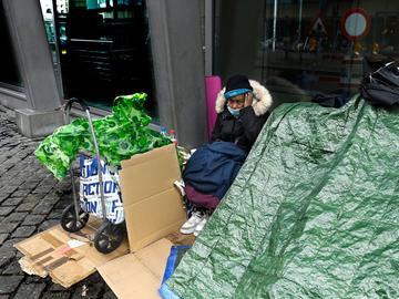 Een dakloze vrouw aan het Zuidstation