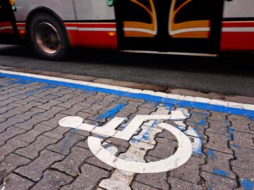 Een parkeerplaats, voorbehouden voor mindervaliden op de Elsensesteenweg