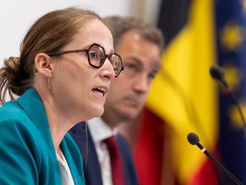 Nicole de Moor (CD&V), staatssecretaris voor Asiel en Migratie, naast Eerste minister Alexander De Croo