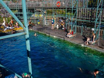 Hittegolf in Brussel, september 2023: Flow, openluchtzwembad aan het kanaal in Anderlecht, met yogales aan de rand van het water