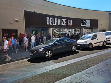 8 september 2023: opnieuw staking bij Delhaize Flagey in de de Henninstraat in Elsene. Het personeel blokkeert de toegang met winkelkarretjes