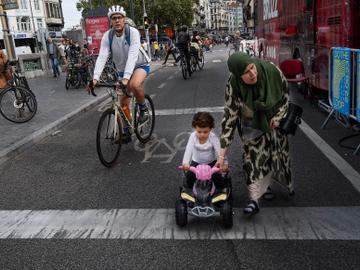 Autoloze zondag op 17 september 2023: de BRUZZ-bus aan de Vlaamsepoort.