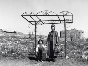 Bus Stops, Erevan-Parakar, Armenia, 2004, gelatin silver print, een foto van Ursula Schulz-Dornburg