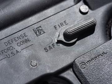 Een AR-15, een Amerikaans semi-automatisch oorlogswapen met safety switch