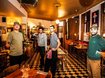 1865 EAT AND DRINK  Au repos du montagne