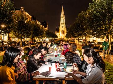 Een avondje Drink & Draw in Schaarbeek: “Er zijn geen regels, tenzij: iedereen is welkom en deelnemen is gratis.”