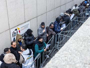 Asielzoekers slapen aan het aanmeldcentrum Pacheco 8