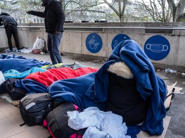 Asielzoekers slapen aan het aanmeldcentrum Pacheco 7