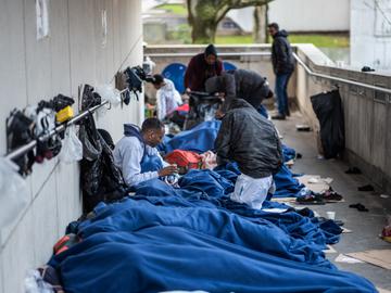 Asielzoekers slapen aan het aanmeldcentrum Pacheco 4