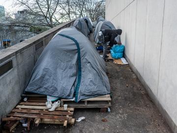 Asielzoekers slapen aan het aanmeldcentrum Pacheco 3