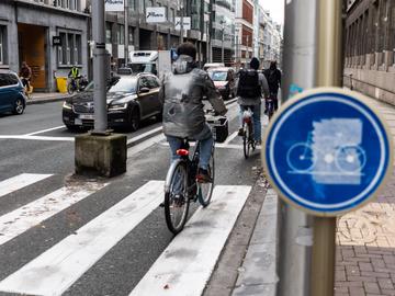 Betonblokken fietspad Wetstraat 20