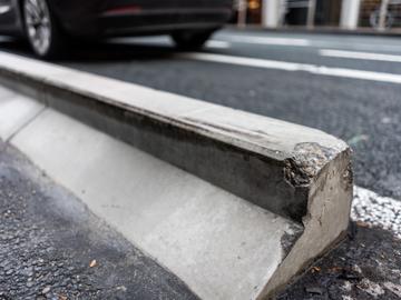 Betonblokken fietspad Wetstraat 4