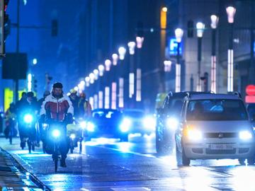 Verkeersveilghied: fietsers, in het donker, maar met goed zichtbare fietsverlichting en fietshelm in de Wetstraat