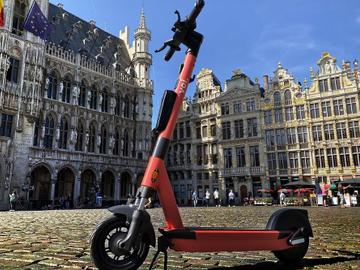 Voi, elektrische deelstep op de Grote Markt