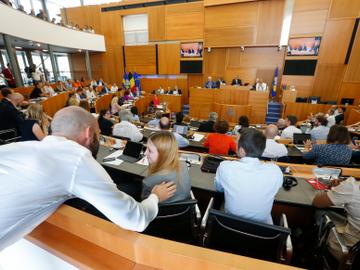 Julien Uyttendaele (PS) met Ariane de Lobkowicz-d'Ursel (Défi) in het Brussels parlement in juni 2022