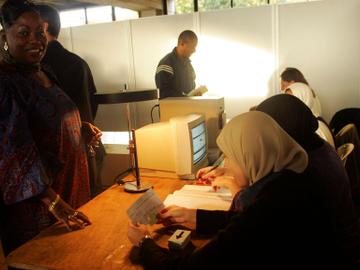 Een vrouwelijke bijzitter met hoofddoek in Anderlecht (gemeenteraadsverkiezingen van 8 oktober 2006)