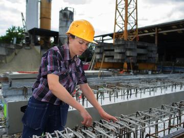 Vrouwen in de bouwsector metaalvlechter ruwbouw bouwwerf arbeider