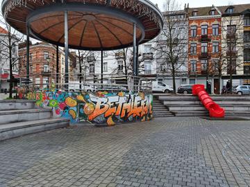 Het Bethlehemplein in Sint-Gillis, met graffiti 'Bethléem @ jeunesse 1060' op de kiosk