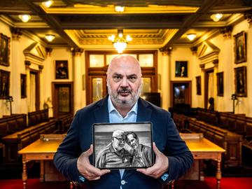1871 Helden Christos burgemeester met portret van zijn overleden ouders 3