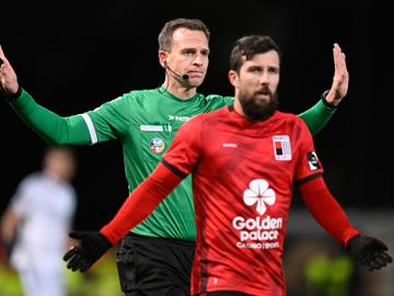 Een beeld van de na supportersprotest gestaakte wedstrijd van RWDM tegen KAS Eupen van 21 januari 2024