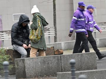 Drugdealers in Sint-Gillis: schaamteloos openbaar, terwijl de gemeenschapswacht voorbijloopt