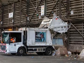 Een vuiniswagen van Net Brussel bij de verbrandingsoven