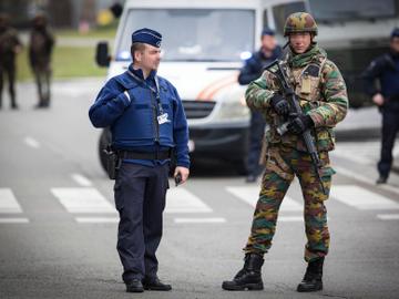 Politie, bijgestaand door militairen van het Belgisch leger in Brussel