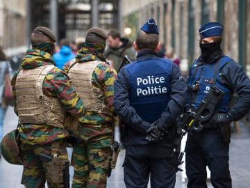 Politie, bijgestaand door militairen van het Belgisch leger in Brussel.